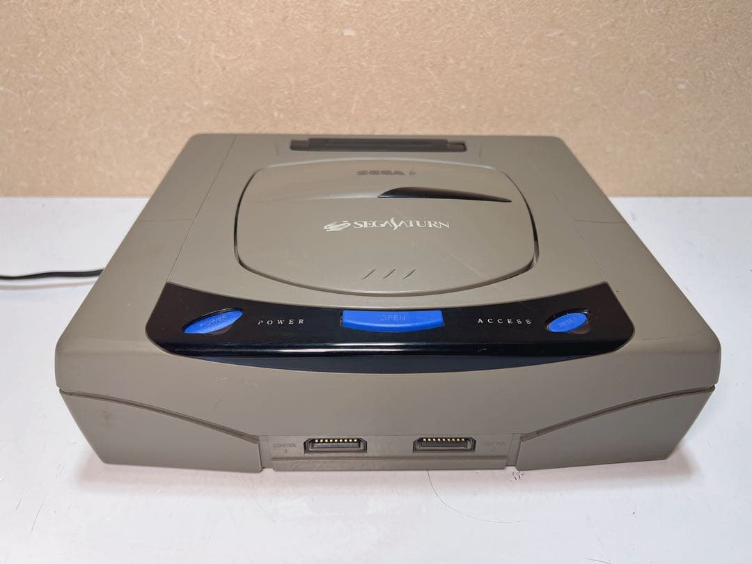 レトロなセガのゲーム機とアクセサリーのコレクション