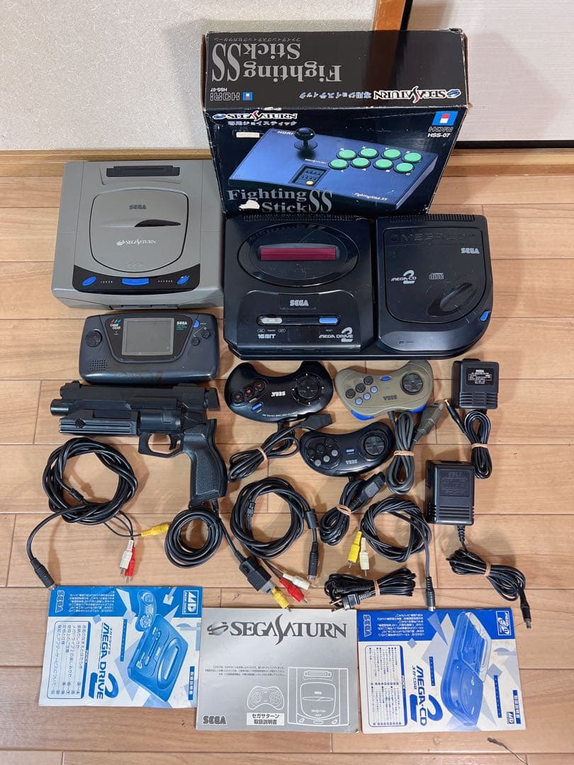 レトロなセガのゲーム機とアクセサリーのコレクション