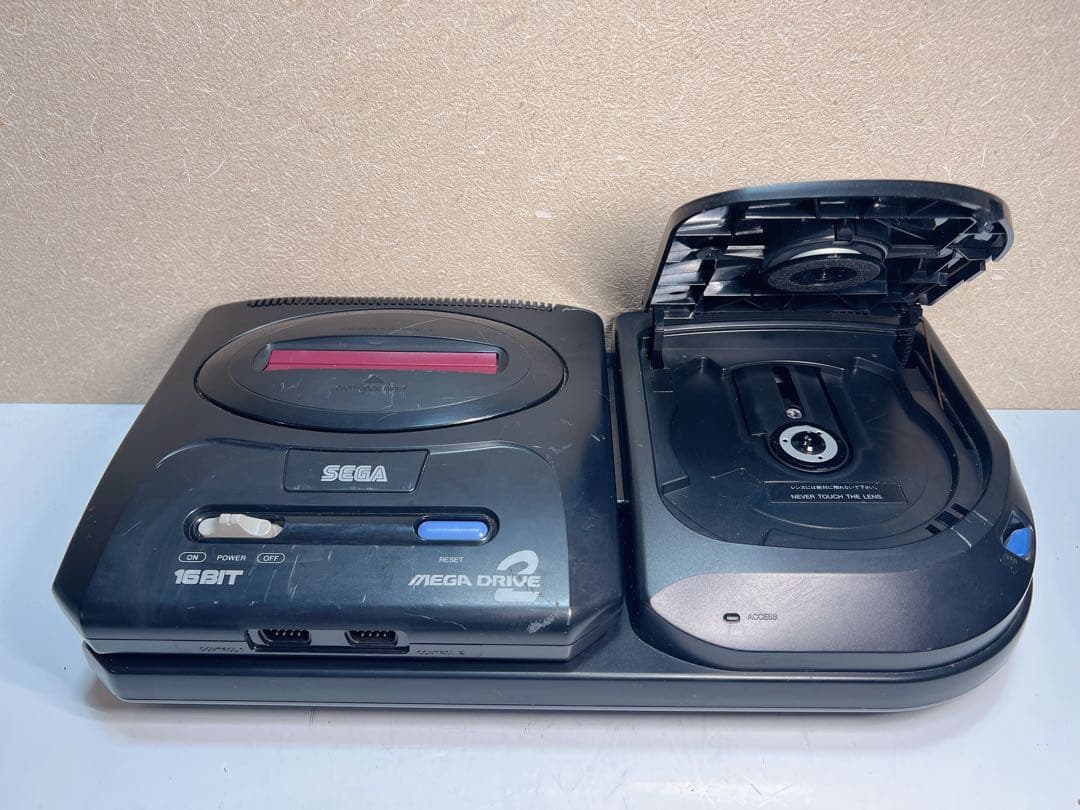 レトロなセガのゲーム機とアクセサリーのコレクション