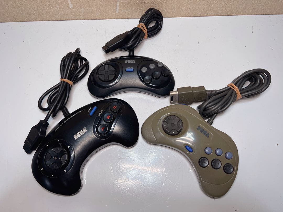 レトロなセガのゲーム機とアクセサリーのコレクション