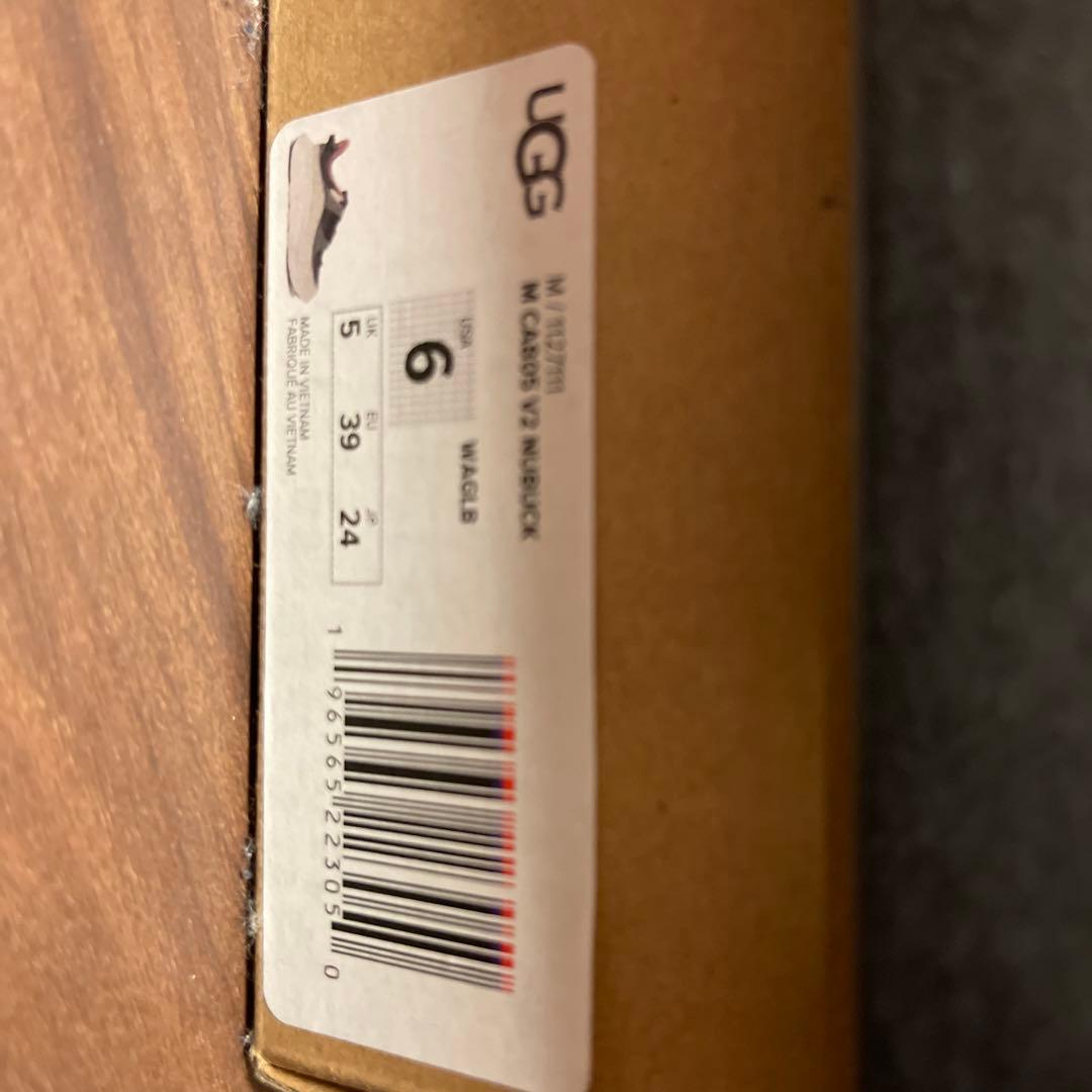 UGG CA805 V2 NUBUCK ホワイト/グレー/バーガンディ