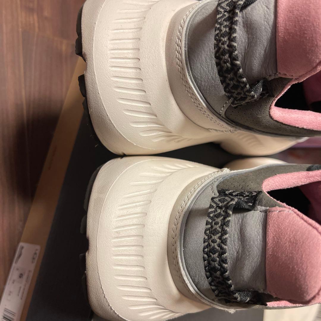 UGG CA805 V2 NUBUCK ホワイト/グレー/バーガンディ