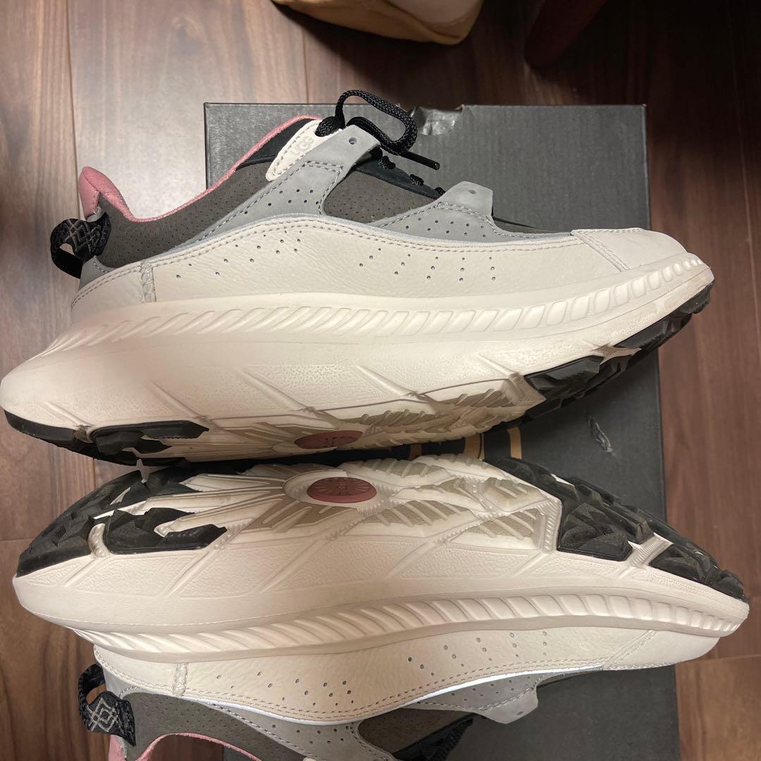 UGG CA805 V2 NUBUCK ホワイト/グレー/バーガンディ