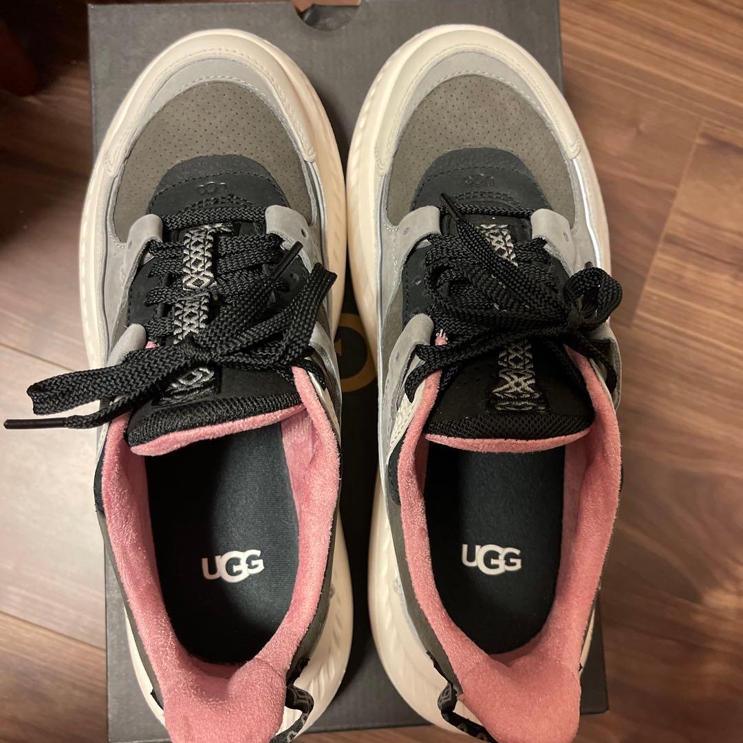 UGG CA805 V2 NUBUCK ホワイト/グレー/バーガンディ