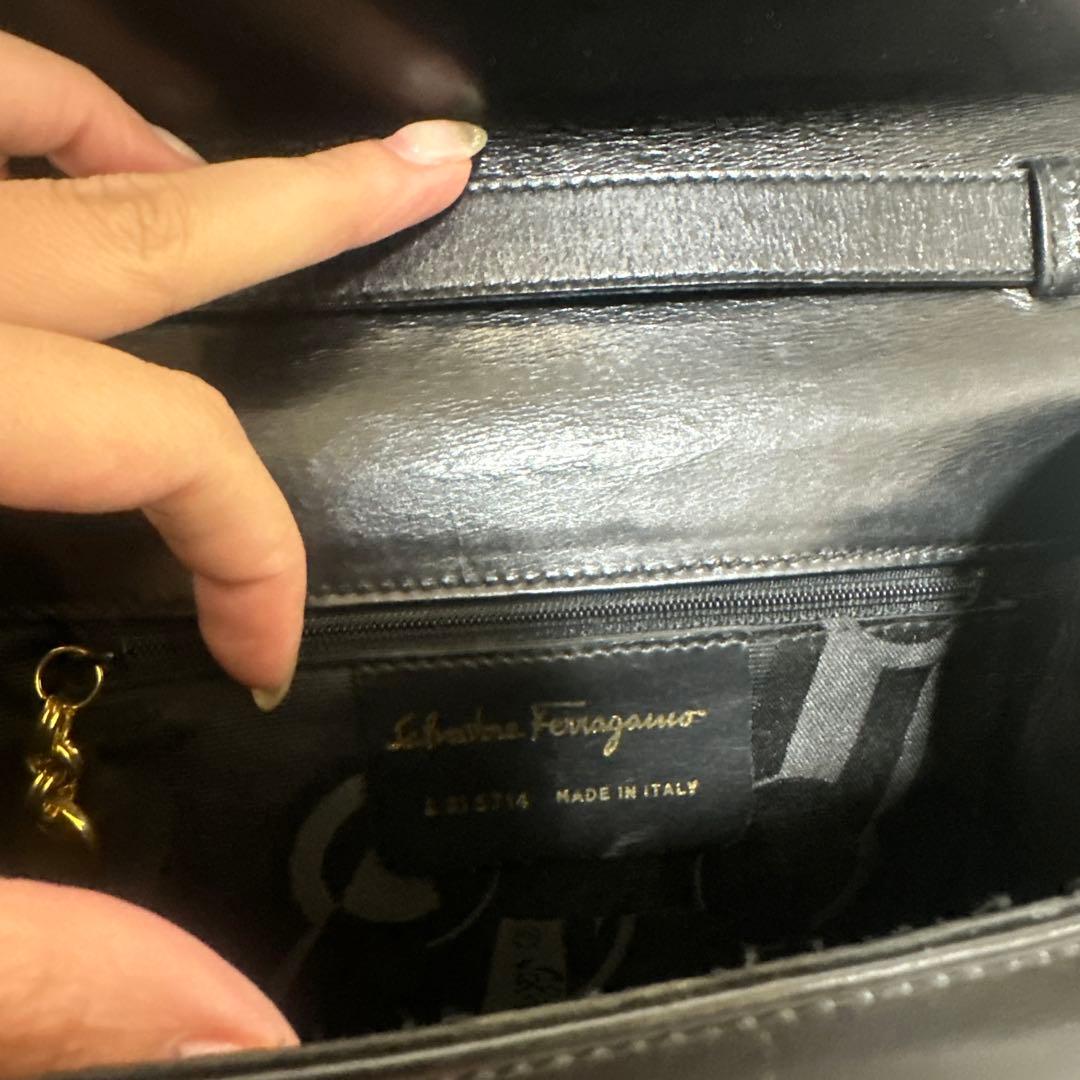 早い者勝ちSalvatore Ferragamo ブラック ショルダーバッグ