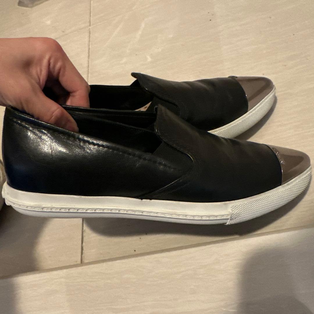 miu miu ブラック スリッポン メタリックトゥ