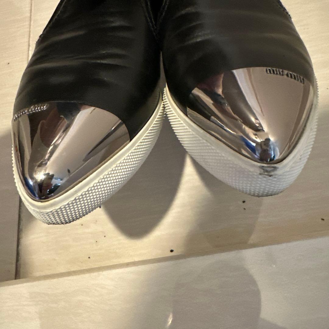 miu miu ブラック スリッポン メタリックトゥ