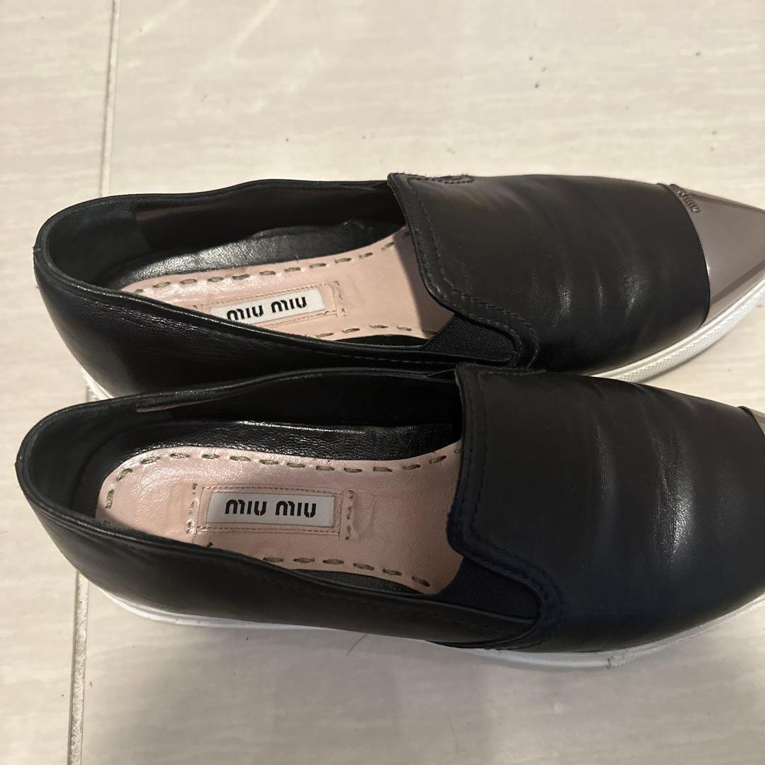 miu miu ブラック スリッポン メタリックトゥ