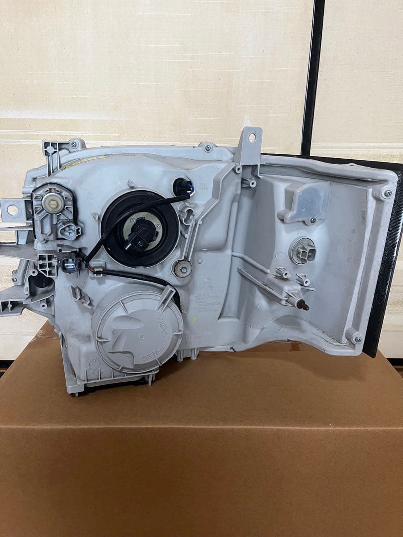ハイエース3型純正HIDヘッドライト