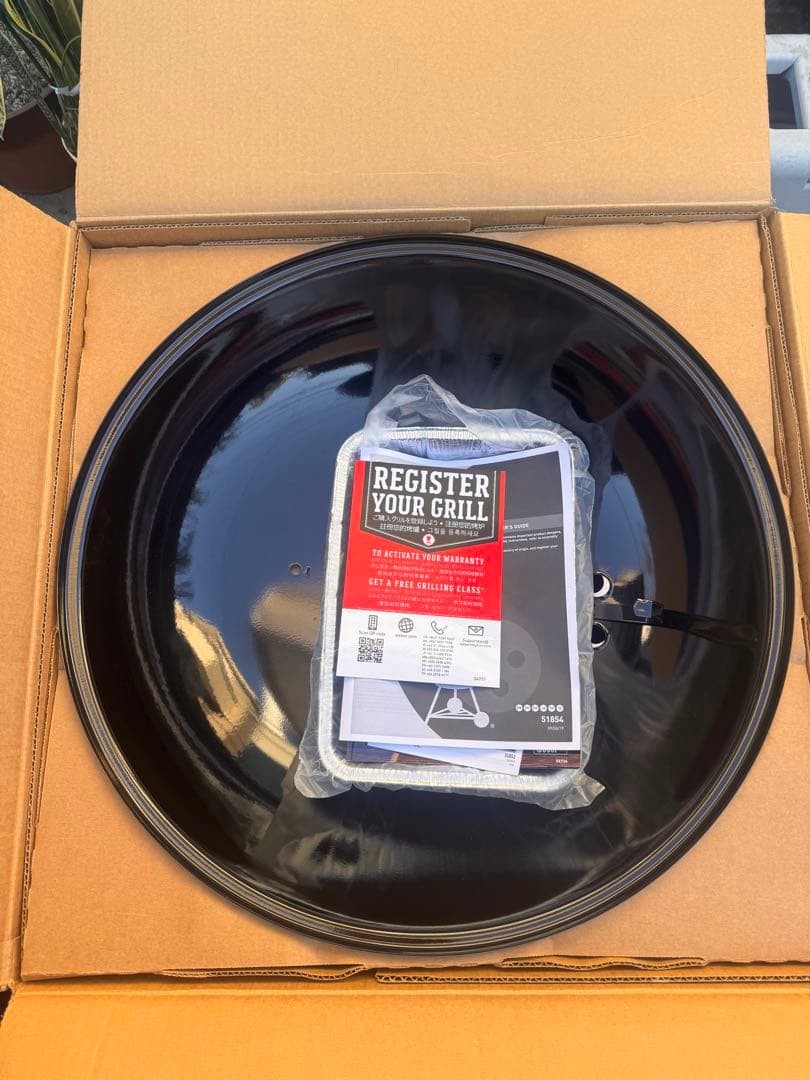 57cmのブラックオリジナルケトルバーベキューコンロ、レシピ本とカバー付き。