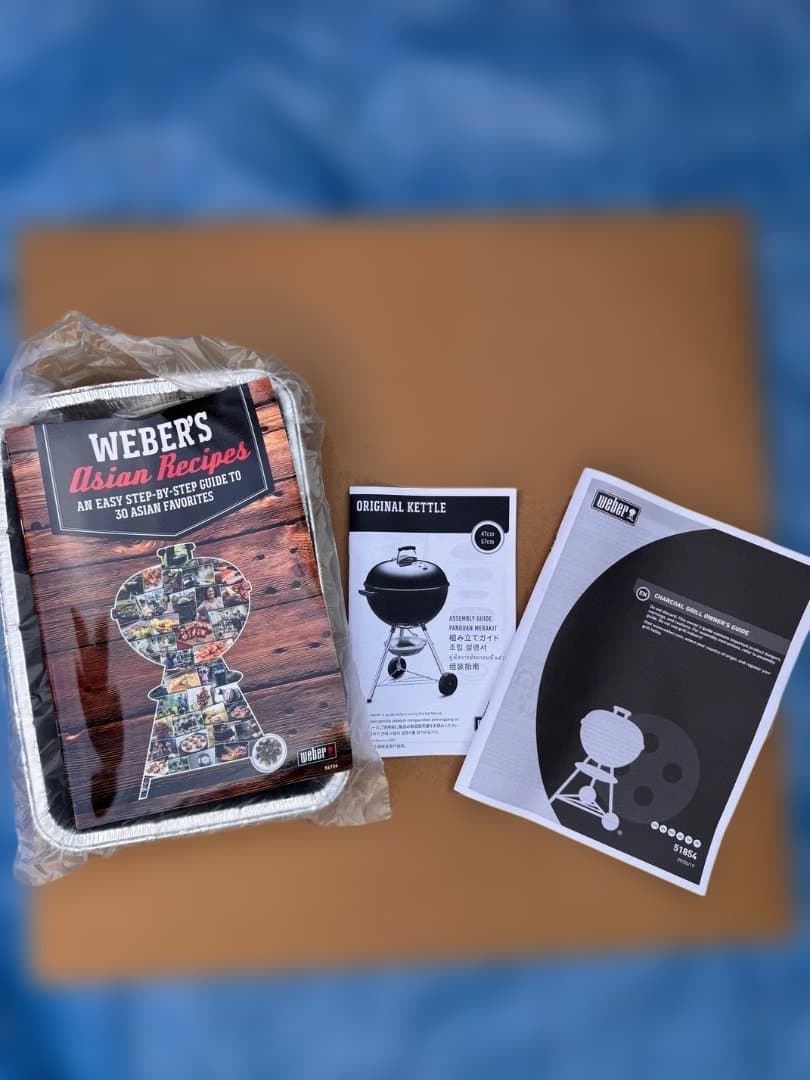 57cmのブラックオリジナルケトルバーベキューコンロ、レシピ本とカバー付き。