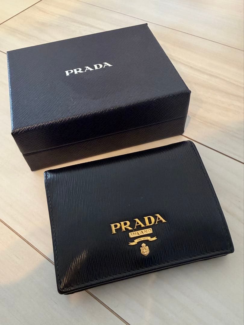 プラダ　レザー　二つ折り　バイカラー