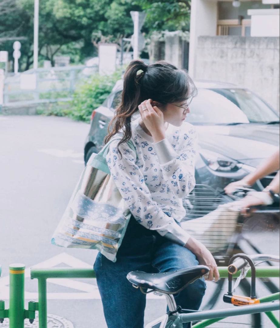 長濱ねるさん着用YUKI FUJISAWA Floral Tops/BLUE