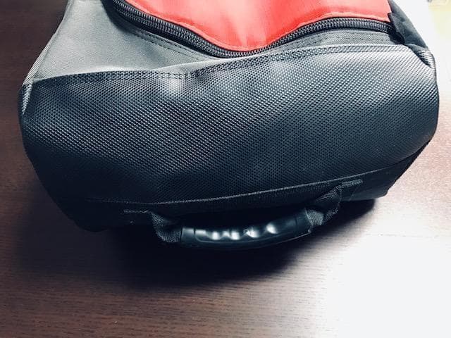 背中に背負うタイプではなく、ウィールで転がしながら全装備を携行できるバッグ