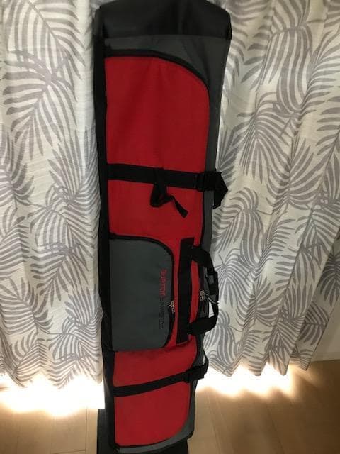 背中に背負うタイプではなく、ウィールで転がしながら全装備を携行できるバッグ