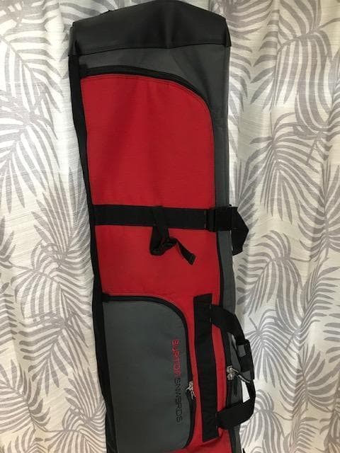 背中に背負うタイプではなく、ウィールで転がしながら全装備を携行できるバッグ