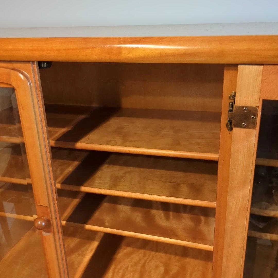 木製ガラス扉キャビネット