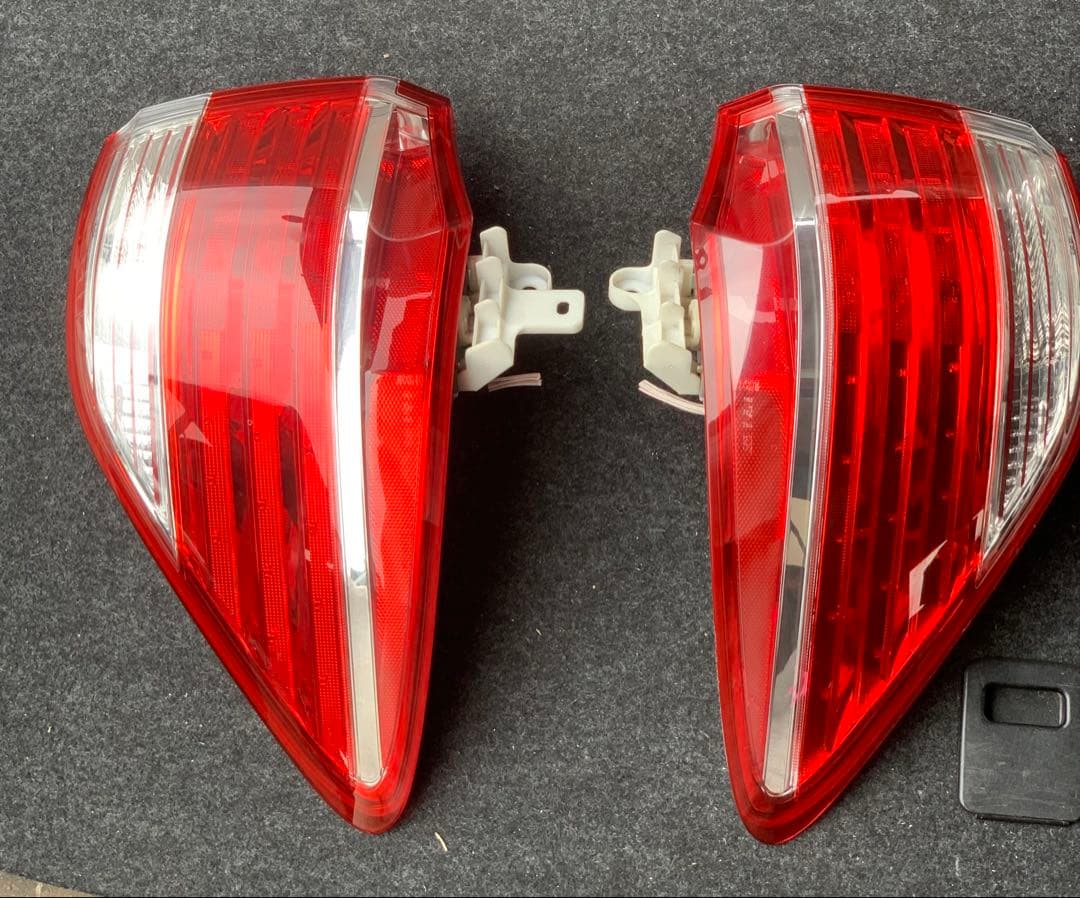 f*i様 トクラウン GRS202 右テールランプ・テールライト イチコ 30-