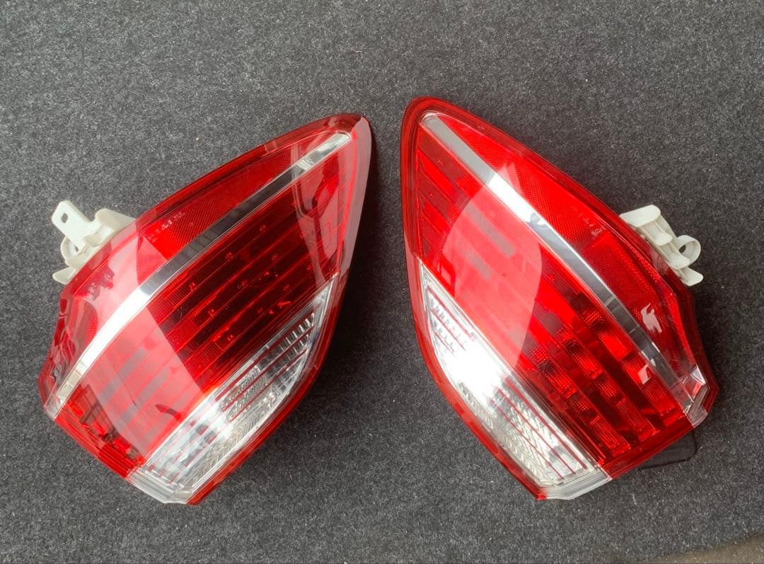 f*i様 トクラウン GRS202 右テールランプ・テールライト イチコ 30-