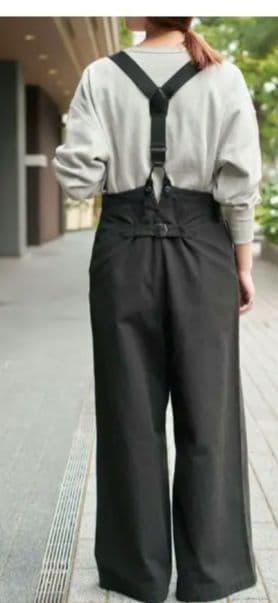 サスペンダー付きワイドパンツ