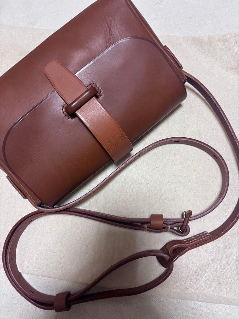 genten サドルベルト ヌオーバ 横型コンパクトショルダーバッグ　チャ