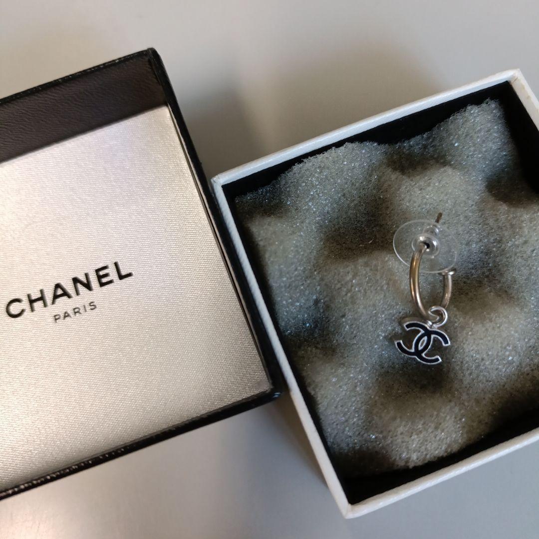 正規品　刻印あり　CHANEL シルバー ロゴチャーム 片耳用　フープ　ピアス