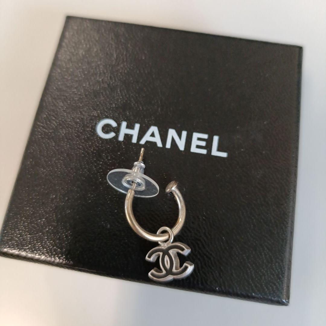 正規品　刻印あり　CHANEL シルバー ロゴチャーム 片耳用　フープ　ピアス