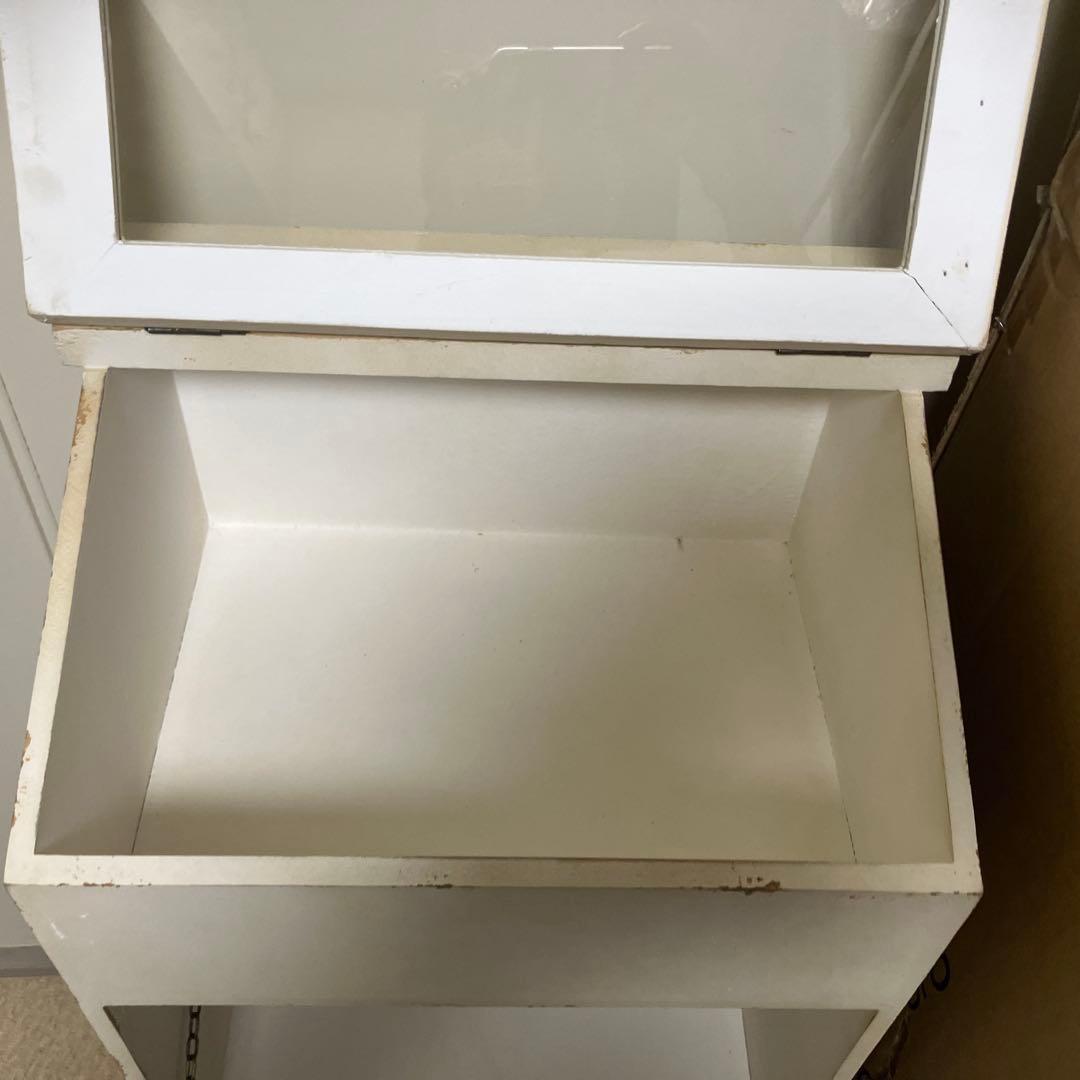 新品　アンティーク調　ガラスキャビネット