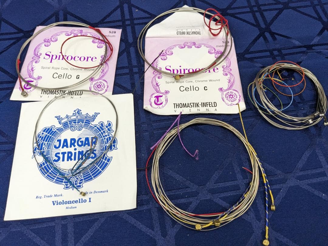 チェロ弦　計11本　ヘリコア、ヤーガー、スピロコア等