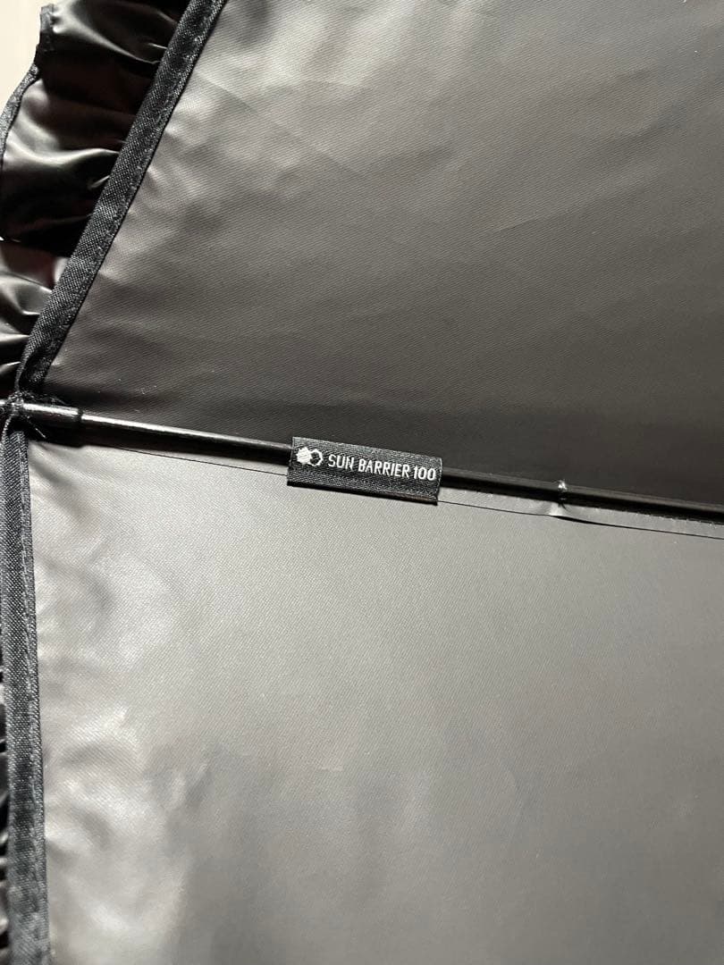 サンバリア100 折りたたみ日傘 2段折 フリル ブラック 木曲がり手元