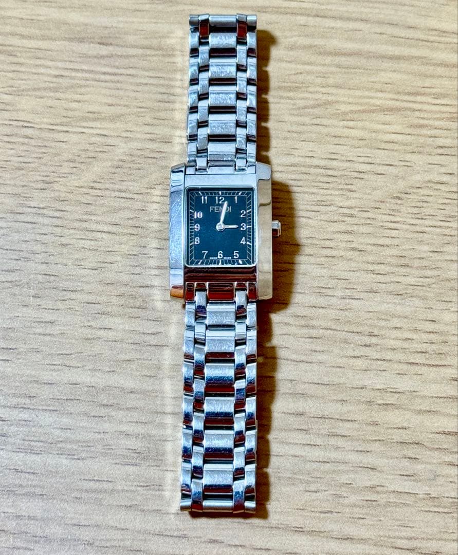 FENDI フェンディ 腕時計 黒文字盤 クォーツ ２針 7000L