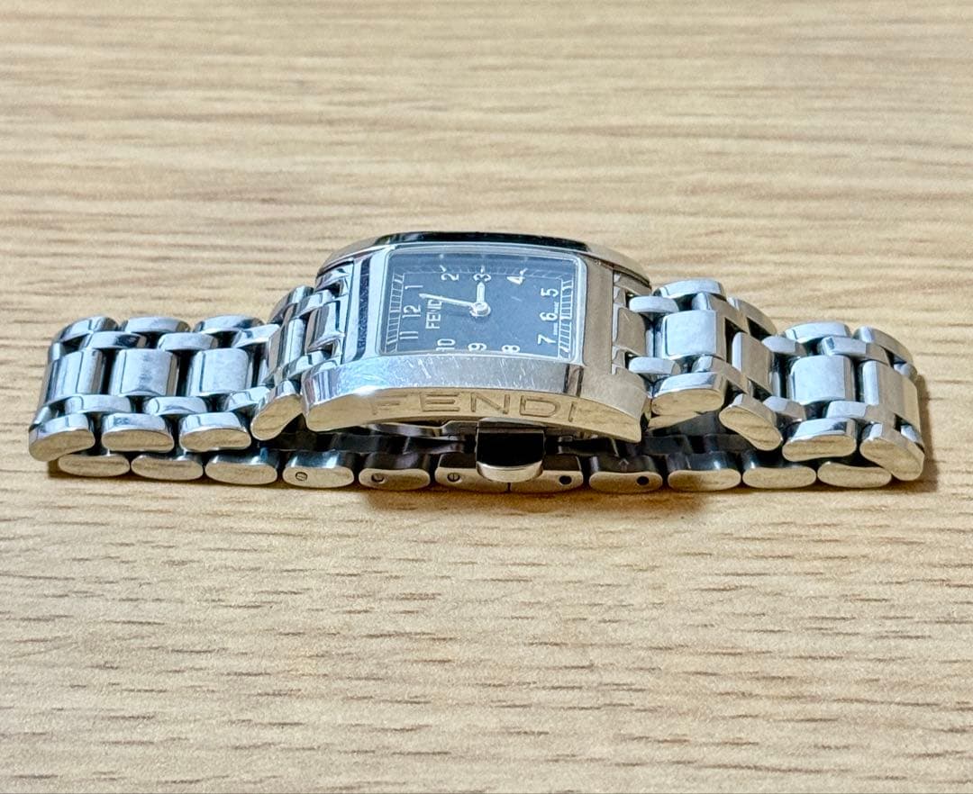 FENDI フェンディ 腕時計 黒文字盤 クォーツ ２針 7000L