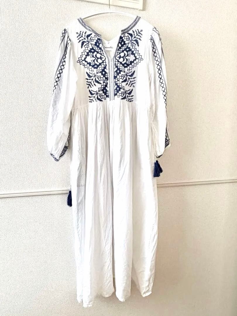 サラマリカ　刺繍入りホワイト長袖シャツワンピース