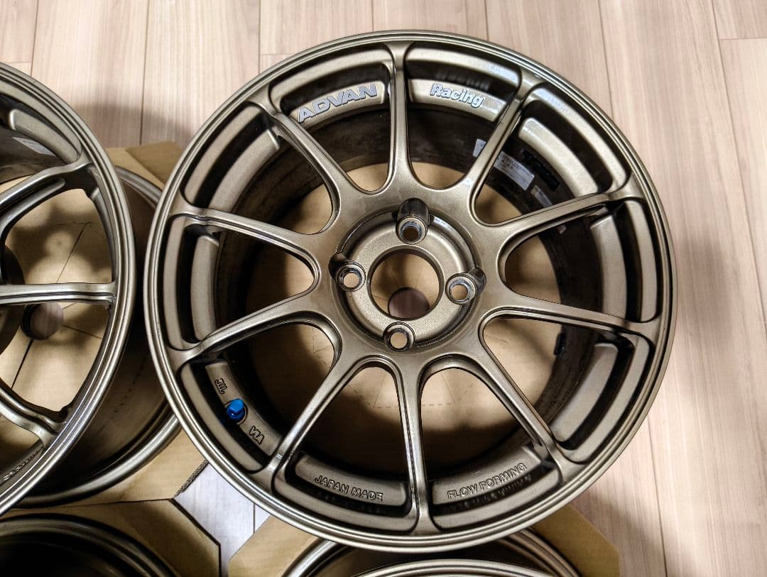 アドバンRZ2 15×8J +35 4H100 4本