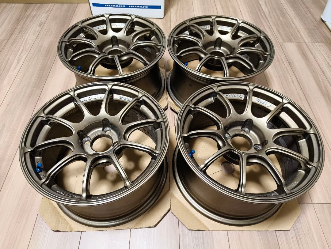 アドバンRZ2 15×8J +35 4H100 4本