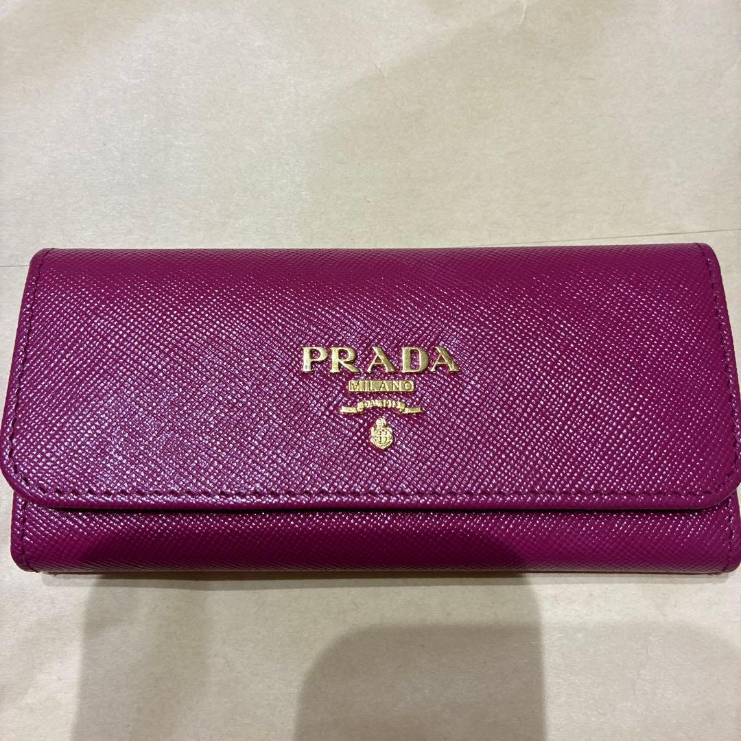 美品　PRADA キーケース　サフィアーノ　ローズ　メタルロゴ　レディース