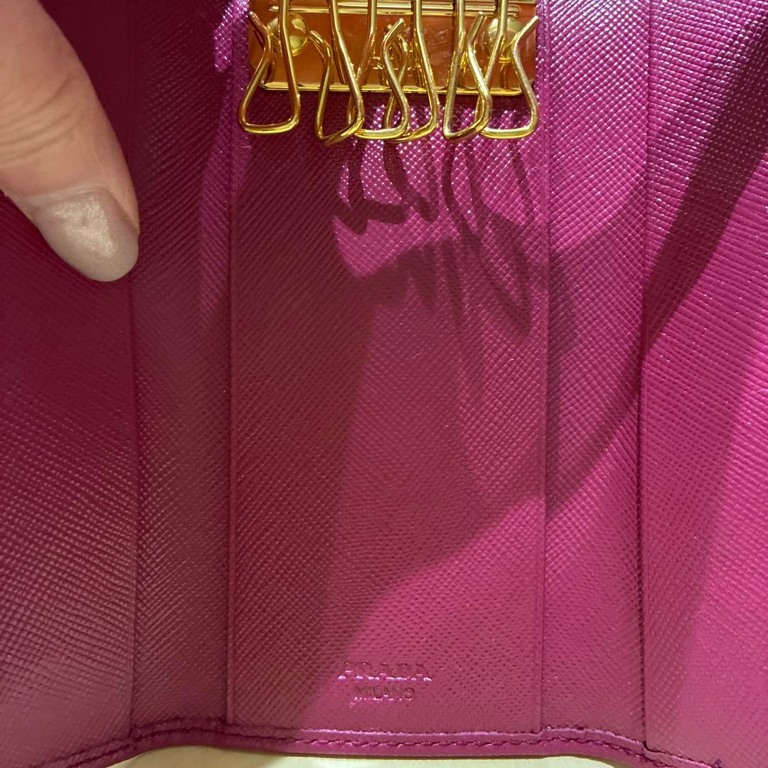 美品　PRADA キーケース　サフィアーノ　ローズ　メタルロゴ　レディース