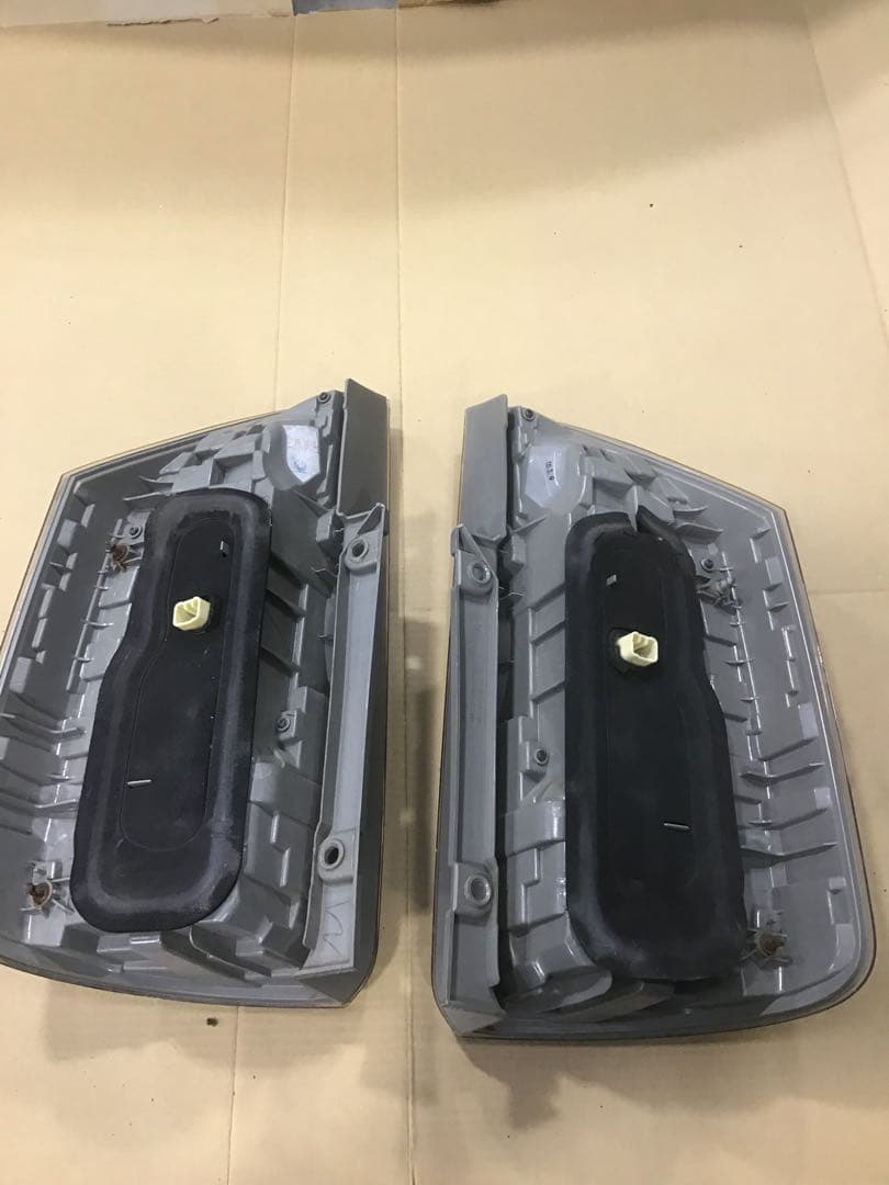 70 ヴォクシー テールランプ　左右