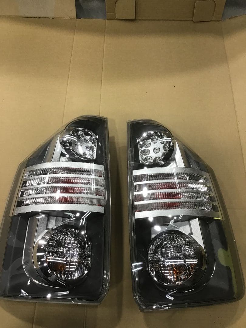 70 ヴォクシー テールランプ　左右