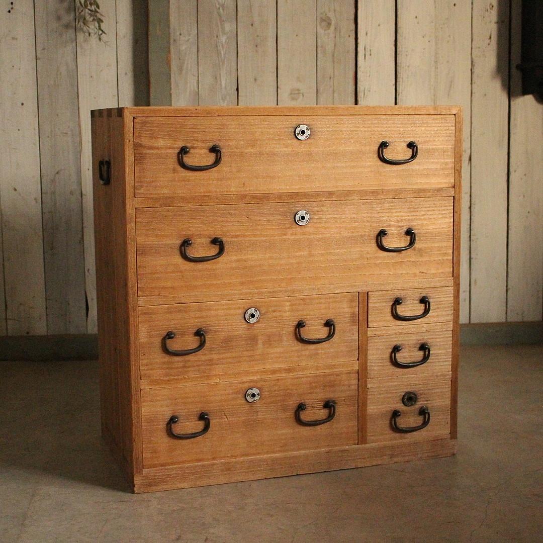 古い小ぶりな木製の引き出し7杯　タンス　チェスト　古家具