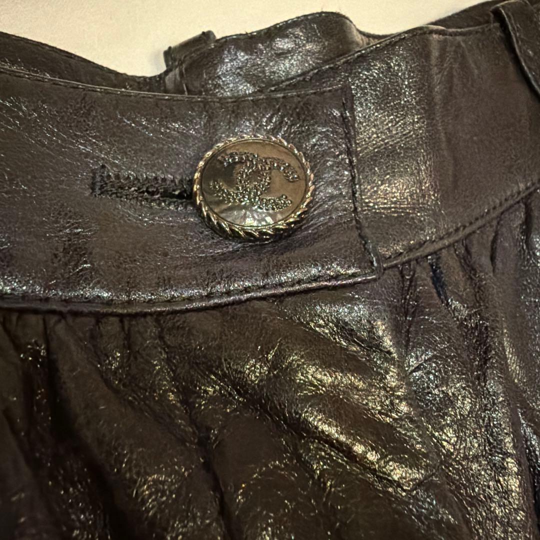 CHANEL レザーショートパンツ