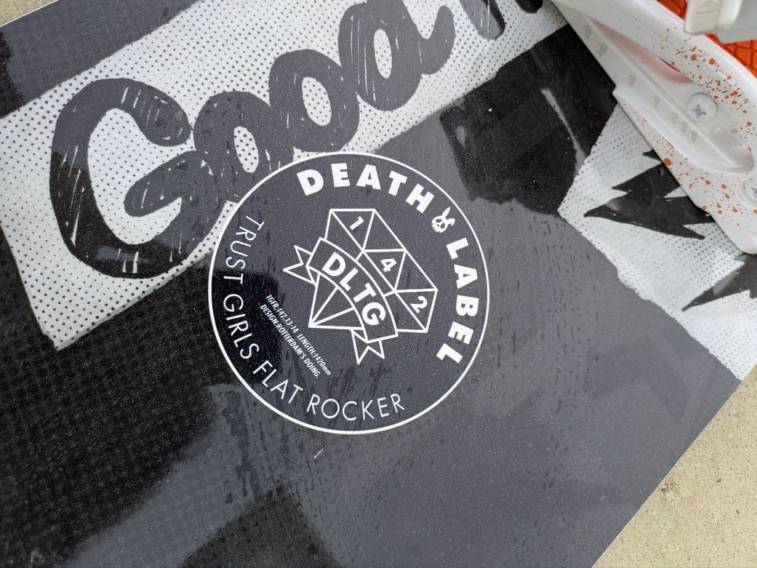 デスレーベル スノボードスノボー板　サイズ142cm DRAKEビンディング