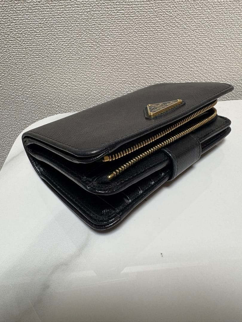PRADA ブラック 二つ折り財布　値引き可能