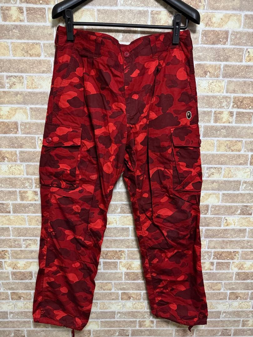 A BATHING APEのレッドカモフラージュ柄6ポケットカーゴパンツ