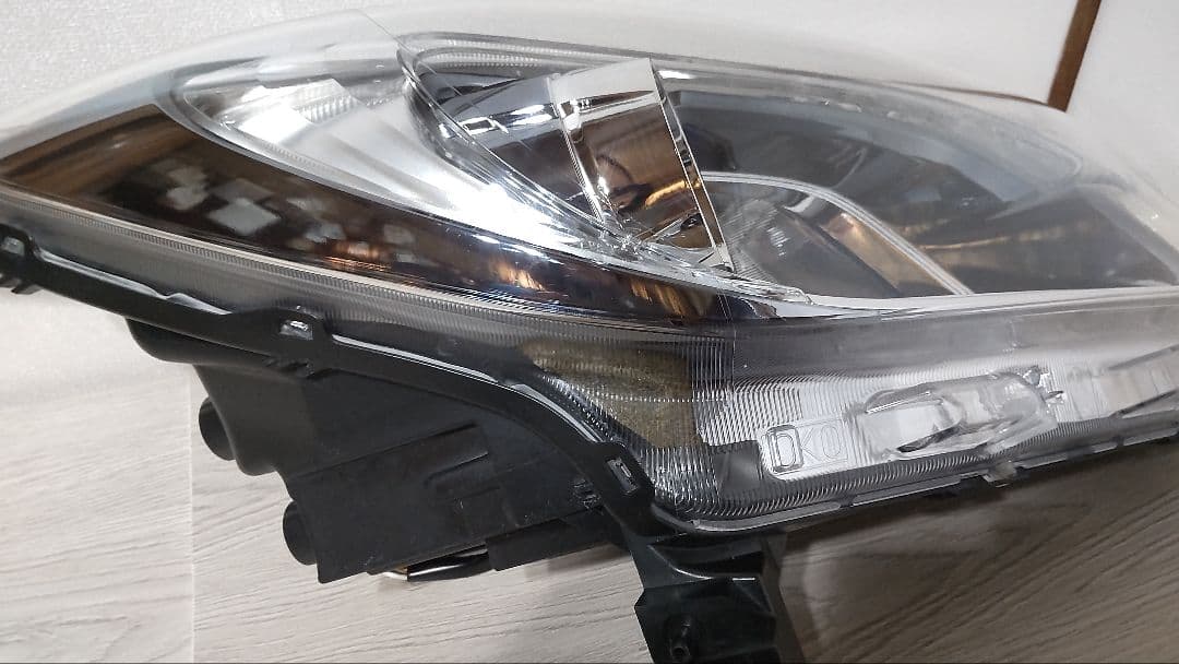 NISSANノート E12 純正右ヘッドライト