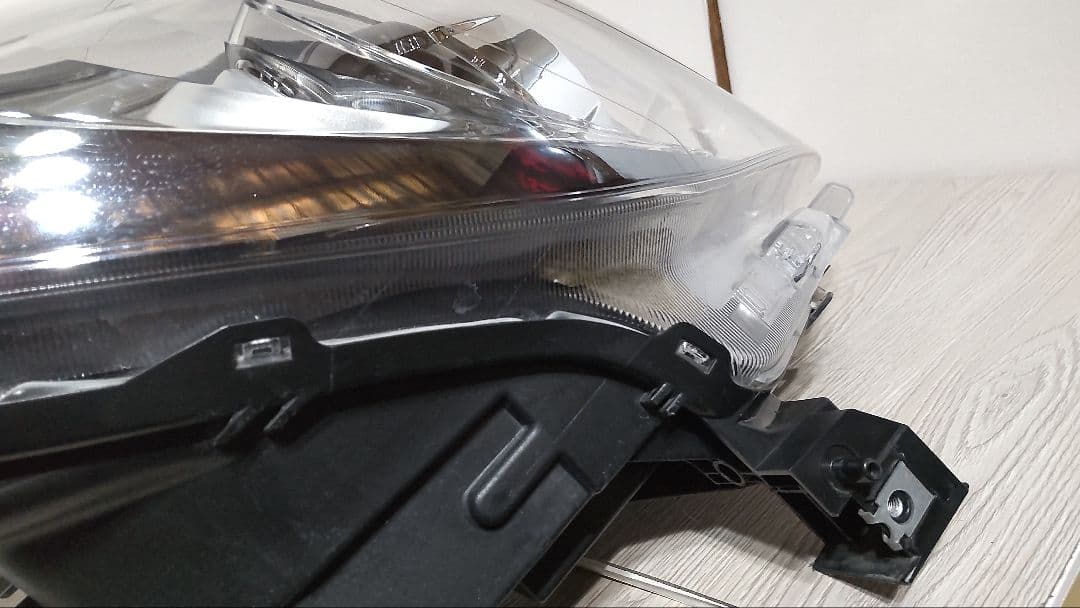 NISSANノート E12 純正右ヘッドライト