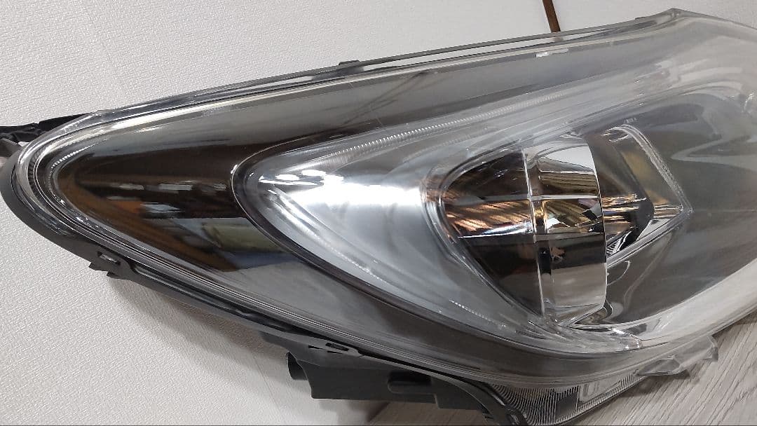 NISSANノート E12 純正右ヘッドライト
