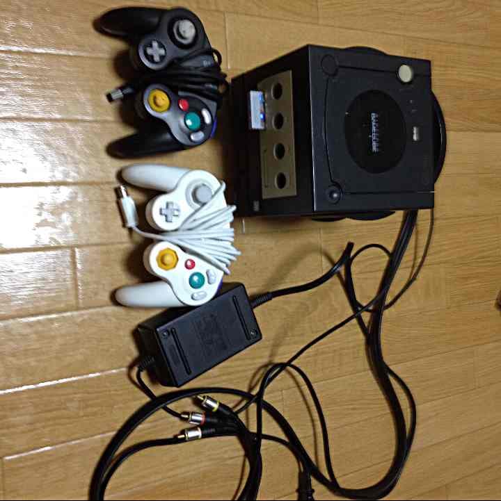 ゲームCUBE本体とコントローラ二つ