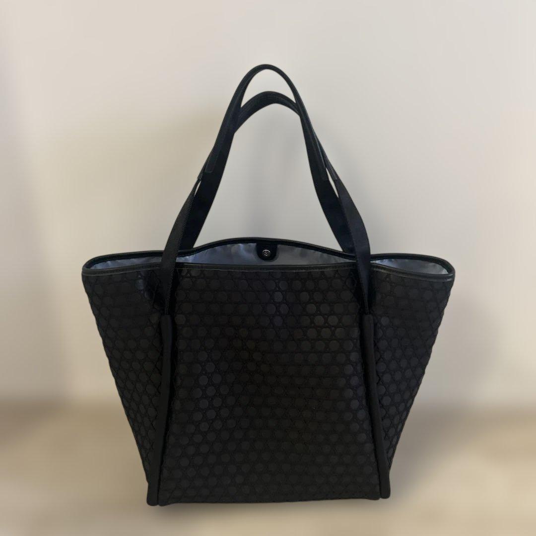 LAQUOH Kagome エンボス加工 L ブラックトートバッグ