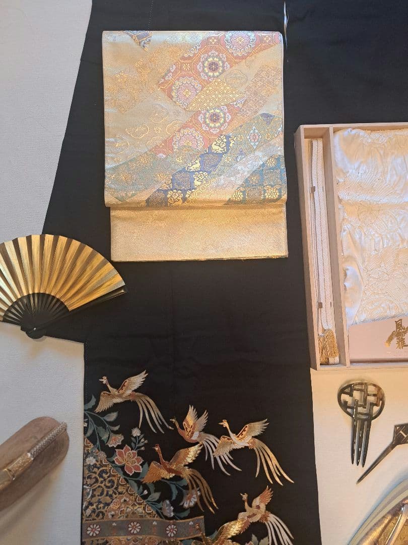 美品❇️さが美扱い　相良刺繍　金銀彩　 黒留め袖 　比翼仕立て　５つ紋フルセット